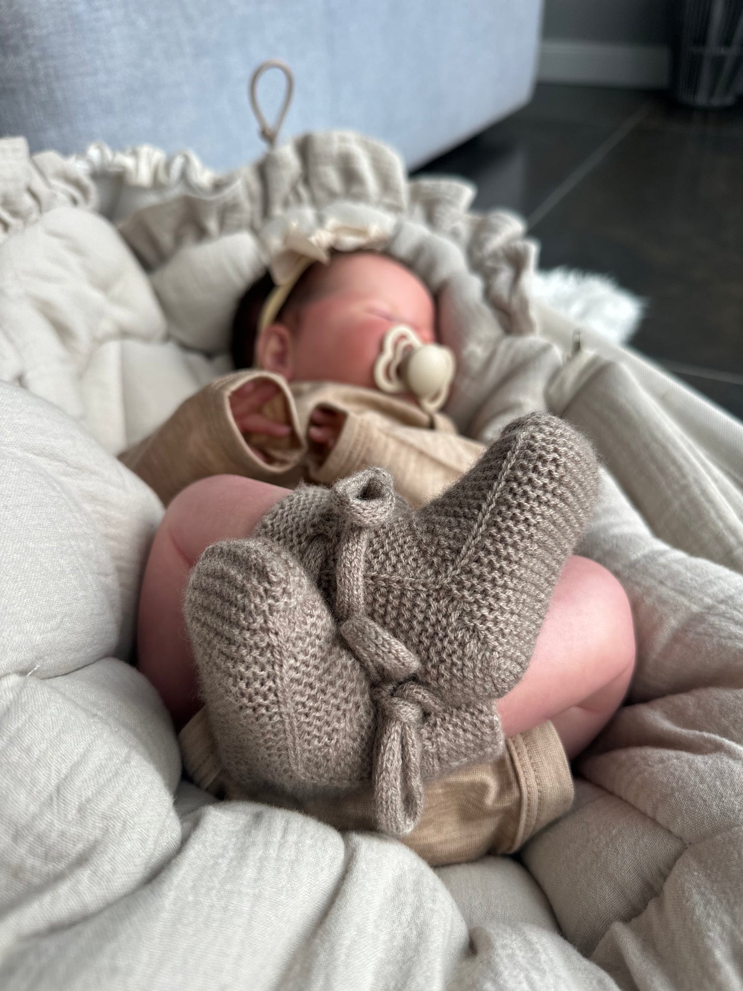Babyschuhe aus 100% Merinowolle in camel