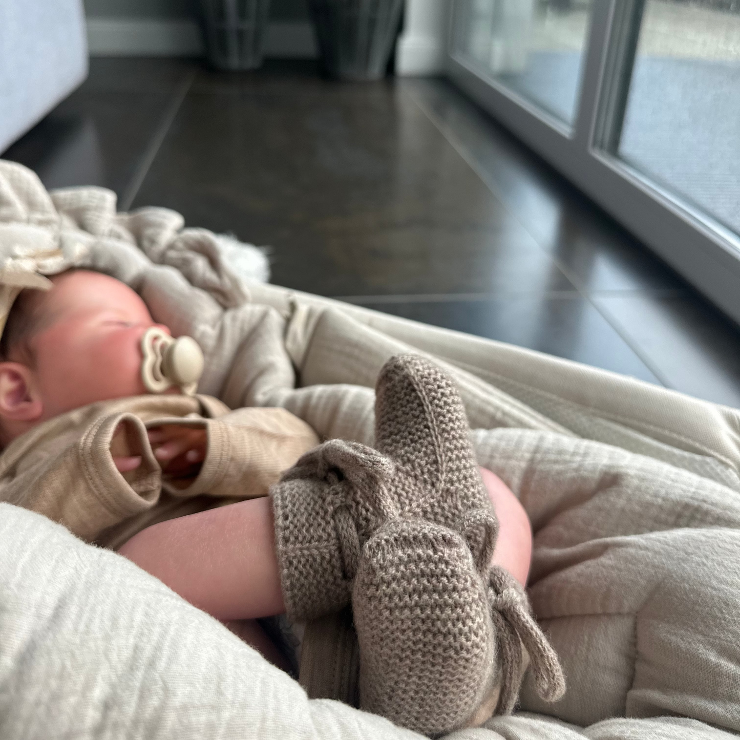 Babyschuhe aus 100% Merinowolle in camel