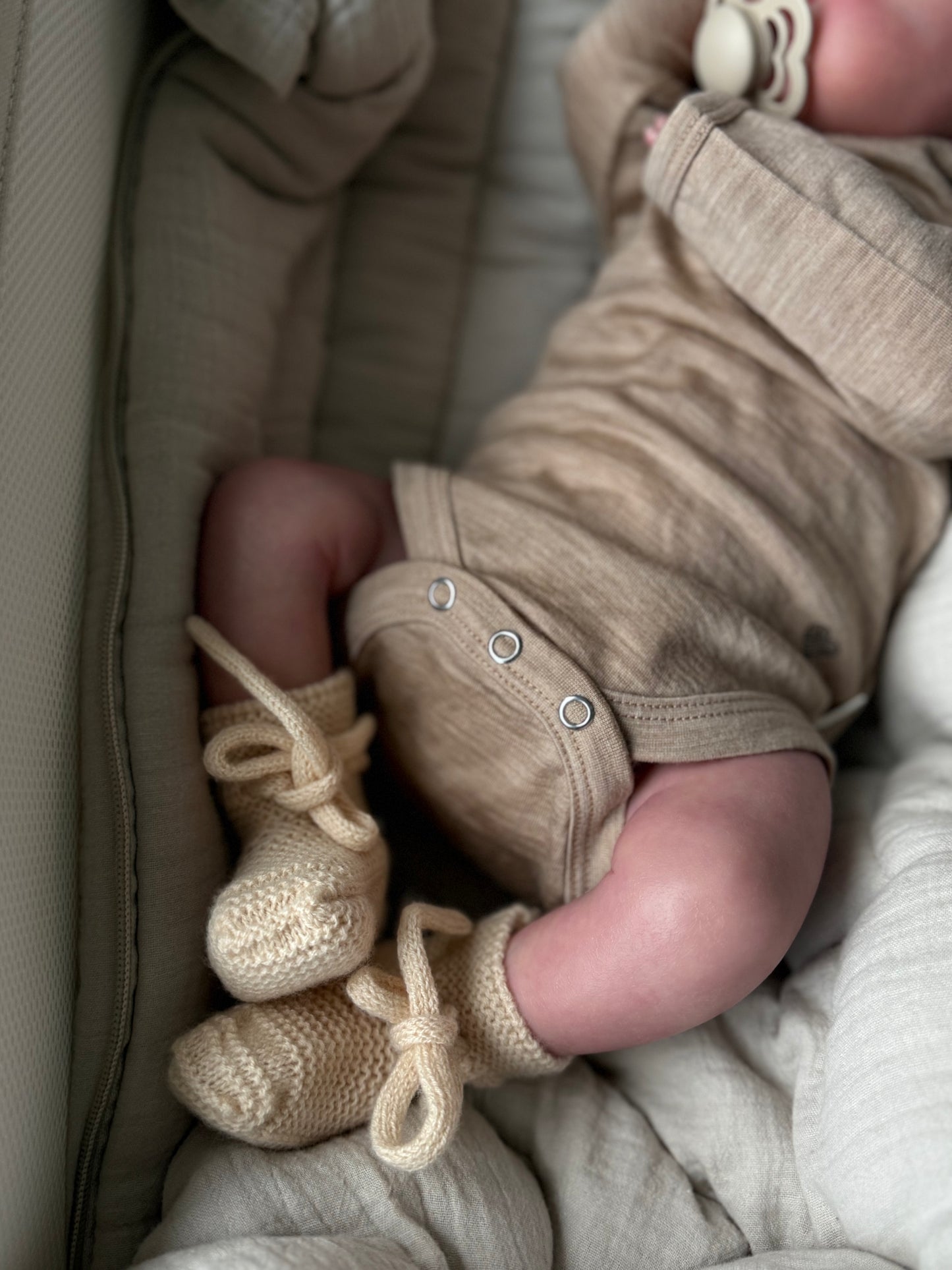 Babyschuhe aus 100% Merinowolle in oat